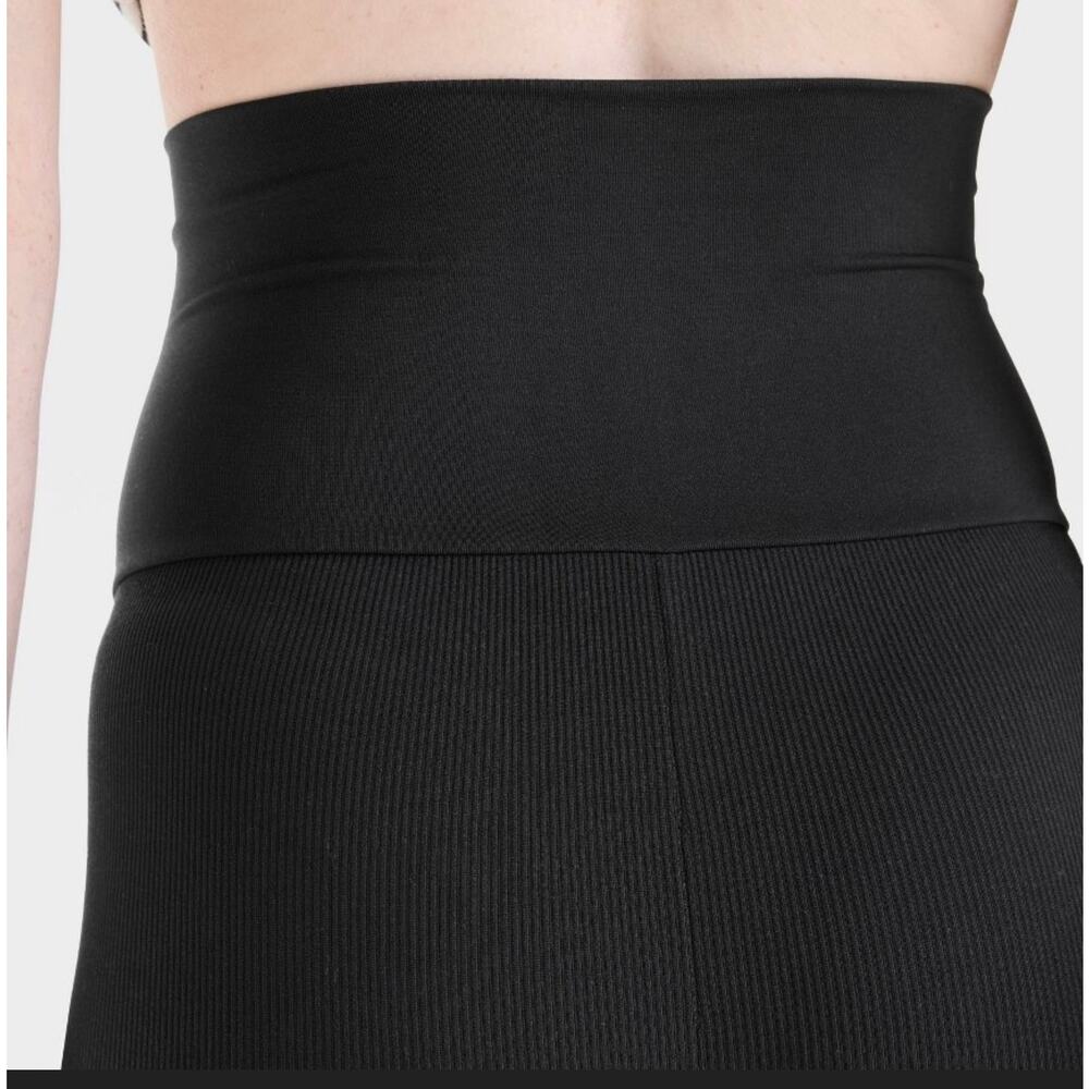 Isabel Maternity Ribbed Butter Soft Bike Shorts Size Medium Black 6 inch Inseam - Picture 5 of 5
